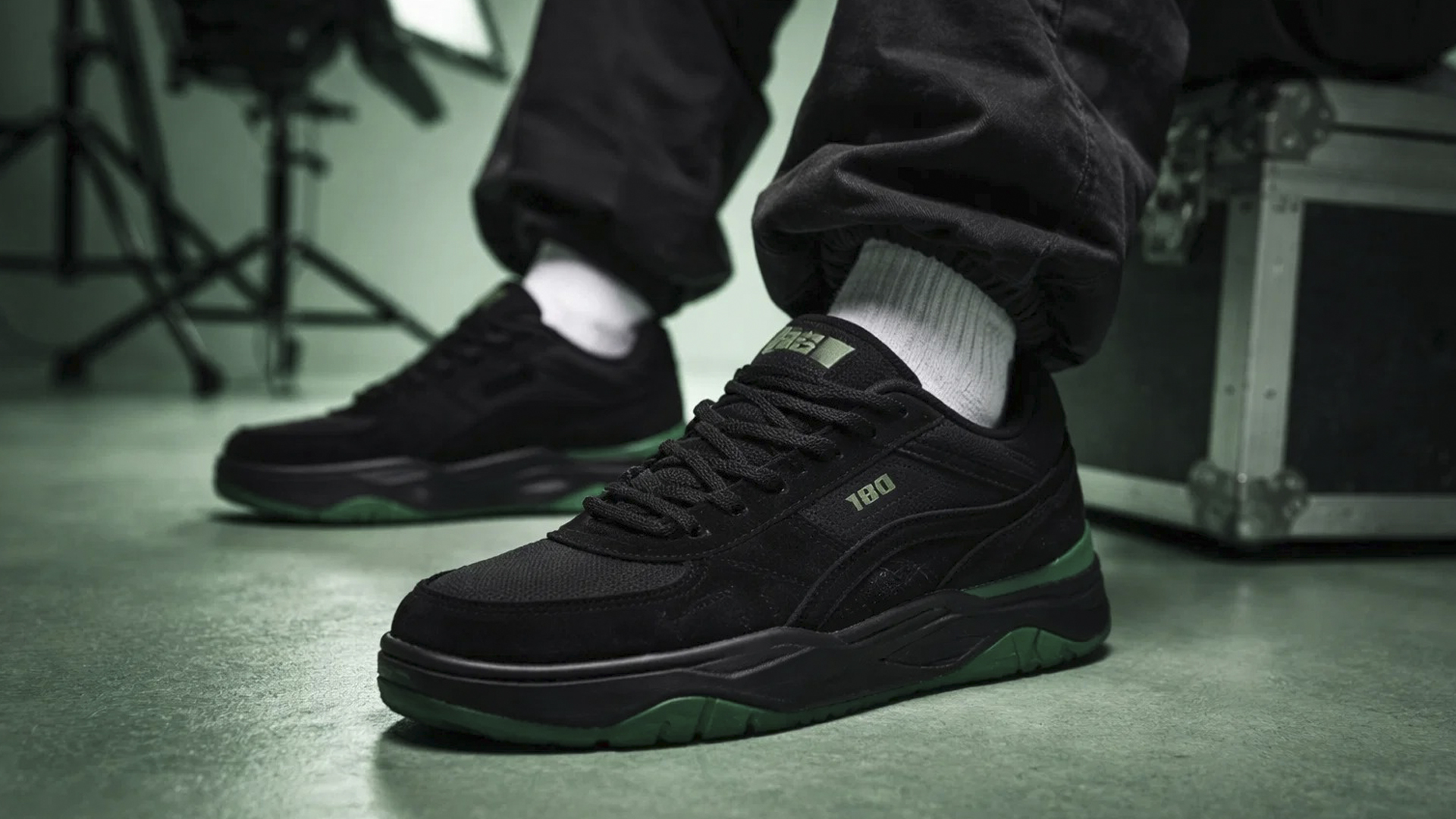 С чем носить Puma 180: 5 модных образов в стиле Y2K