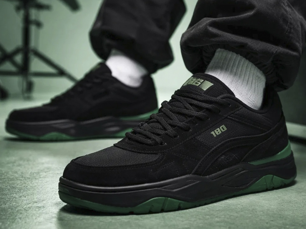 С чем носить Puma 180: 5 модных образов в стиле Y2K