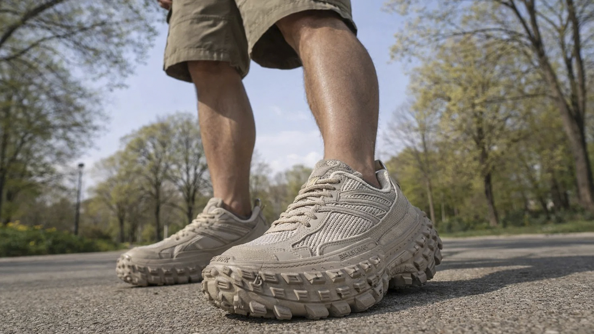 С чем парни носят массивные кроссовки Balenciaga