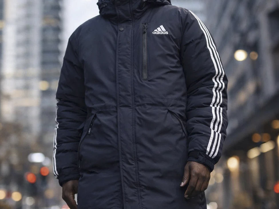 С чем носить мужскую куртку adidas зимой: готовые образы